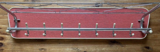 Appendiabiti da parete in formica rossa con struttura in metallo cromato, anni '60-'70