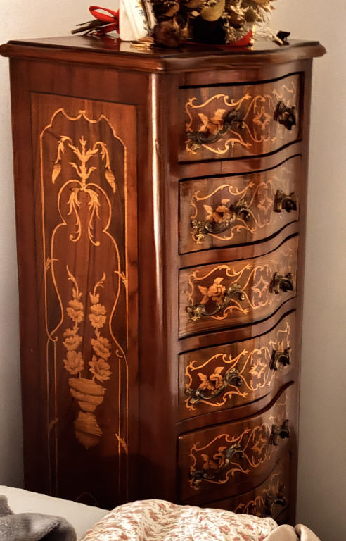 Comò in mogano intarsiato in stile Luigi XV