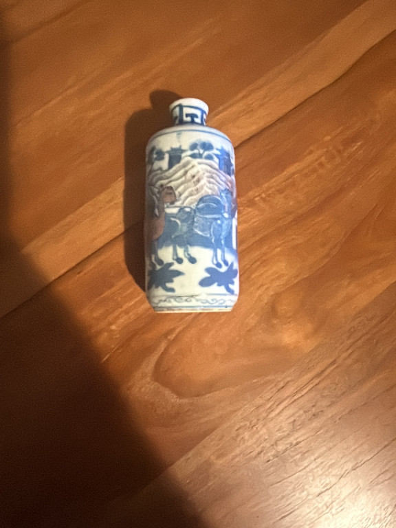 Chinese blue and white porcelain snuff bottle with equestrian battle scene