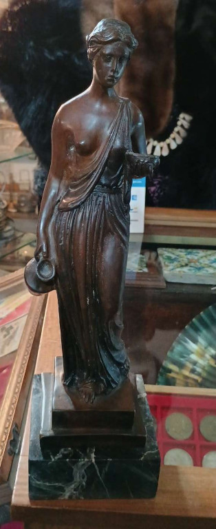 Scultura in bronzo della dea Ebe, coppiera degli dei