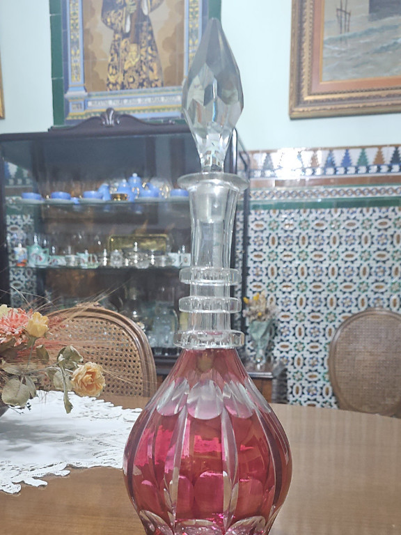 Decantador de cristal tallado de color rojo cereza con tapón facetado
