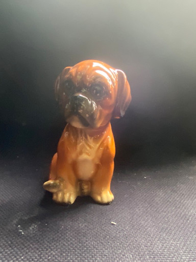 Keramisch beeldje van een Boxer puppy, waarschijnlijk gemaakt in Japan