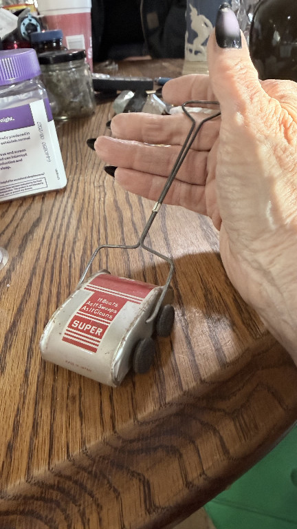 Tin lithographed toy carpet sweeper marked 'Super', made in Japan