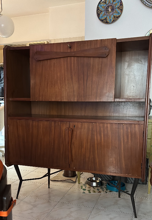 Mobile bar in legno di teak con dettagli in metallo, stile italiano degli anni '50