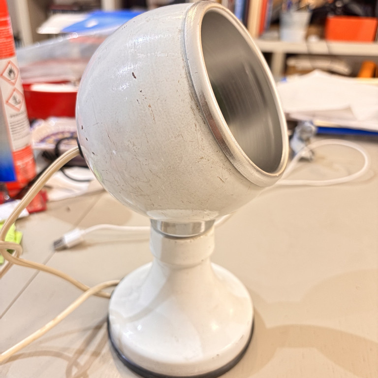 Lampada da tavolo magnetica in metallo bianco con base rotonda, design italiano anni '60-'70