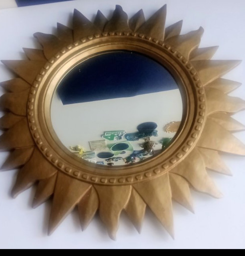 Specchio da parete rotondo in resina dorata con design sunburst, Italia, anni '70