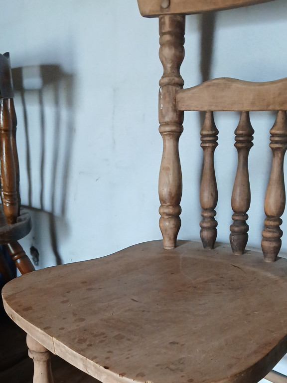 Wooden Windsor-style smoker's bow chair