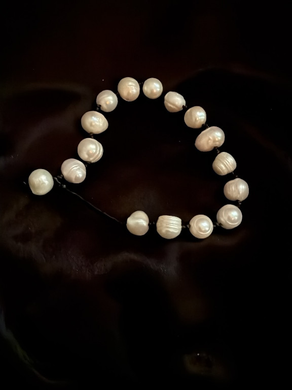 Freshwater baroque pearl bracelet on elastic cord