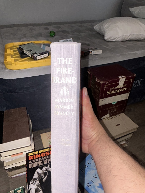 Libro de tapa dura titulado 'The Firebrand' por Marion Zimmer Bradley