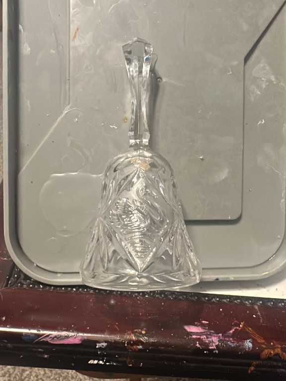 Cut crystal dinner bell with star and diamond pattern