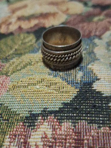 Sterling silver spinner ring with twisted rope and bead design