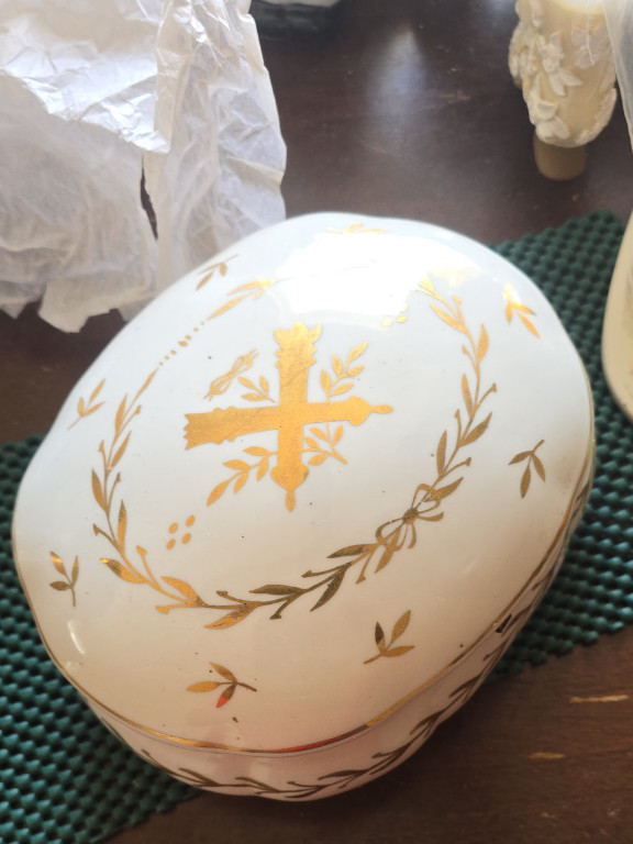 Porcelain egg-shaped trinket box with gilt cross and foliate decoration