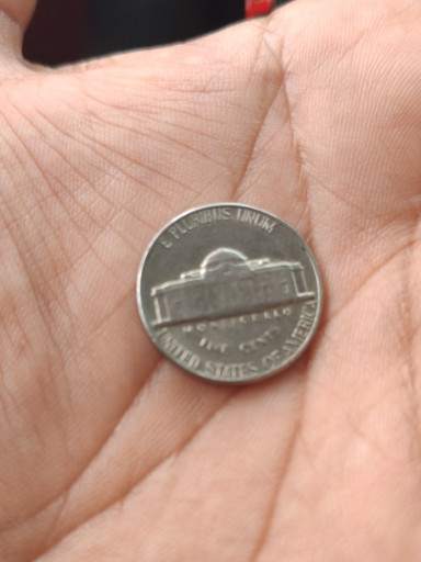 Moneda de níquel de cinco centavos estadounidense 'Jefferson Nickel' de 1946