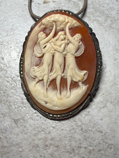 Shell cameo brooch/pendant depicting 'The Three Graces' in silver frame with marcasite accents