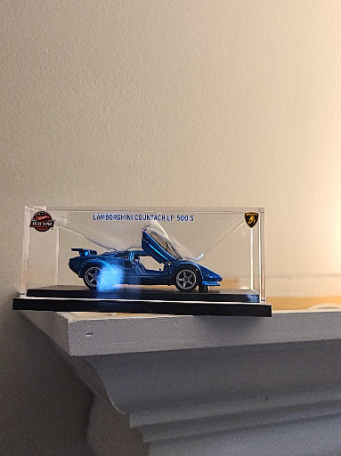 Hot Wheels RLC '82 Lamborghini Countach LP 500 S die-cast model car with display case