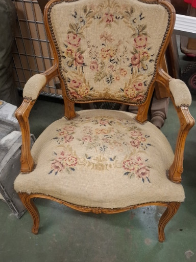 Houten fauteuil in Louis XV-stijl met handgeborduurde bloementapisserie bekleding