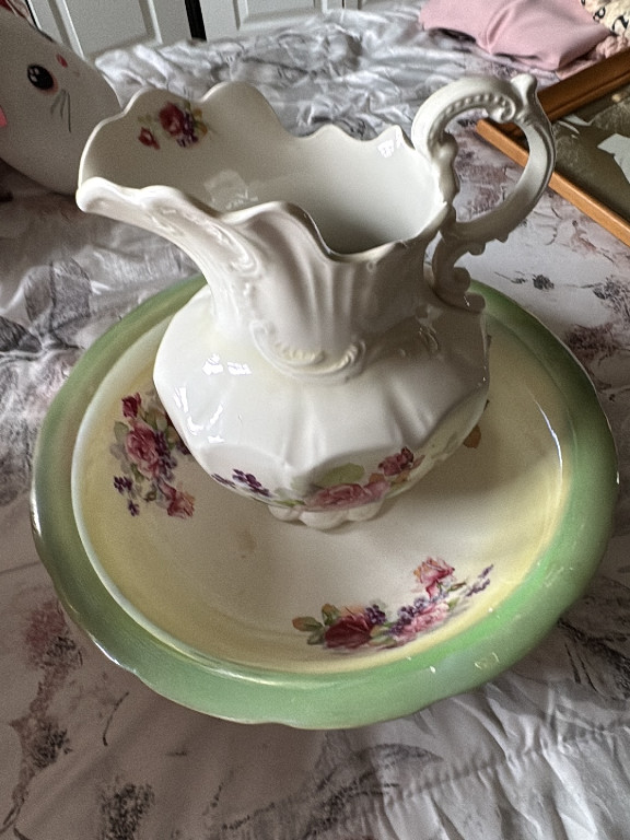 Porcelain pitcher and basin set with floral decoration