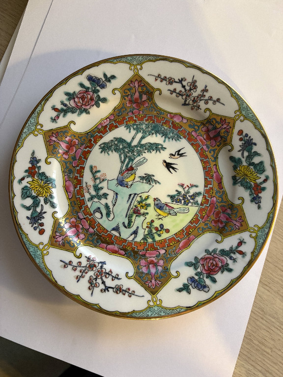Porseleinen sierbord met Chinese Famille Rose decoratie met vogels en bloemen