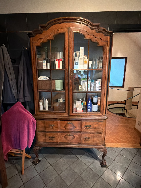 Vitrine de style Queen Anne en noyer avec pieds en griffe et boule