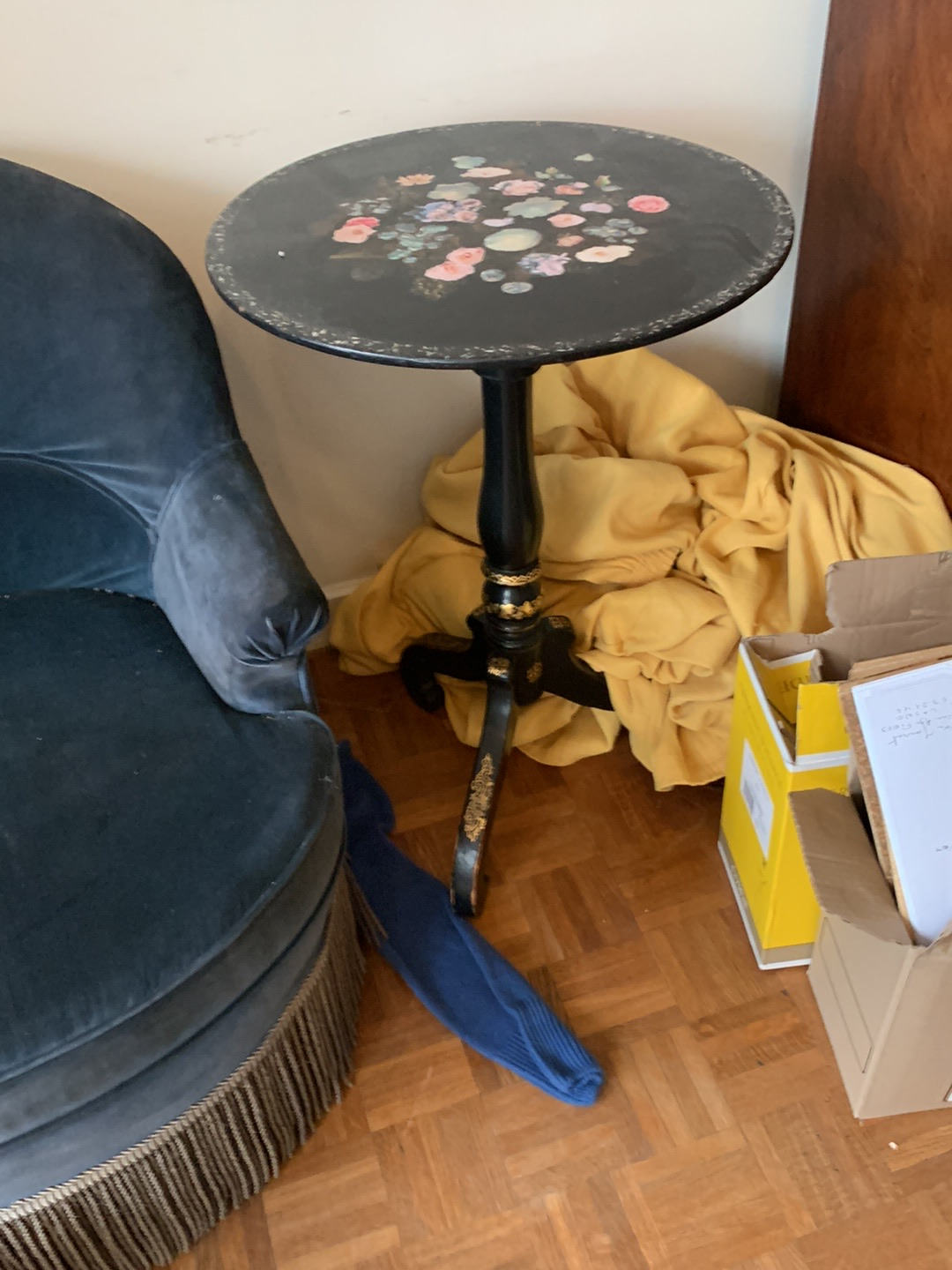 Table d'appoint victorienne en ébène avec plateau inclinable et incrustations florales peintes