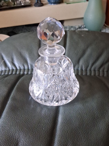 Cut crystal decanter with faceted ball stopper