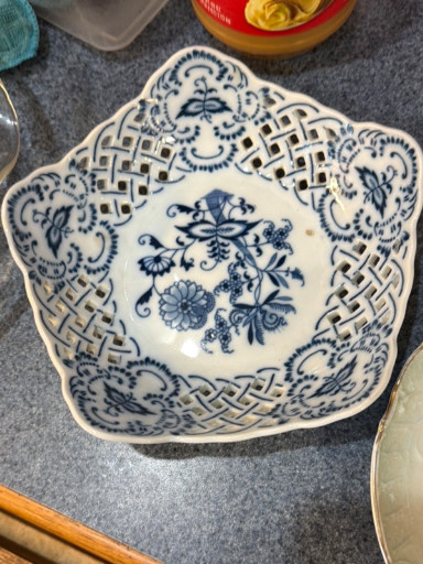 Porcelain reticulated bowl with 'Blue Onion' pattern