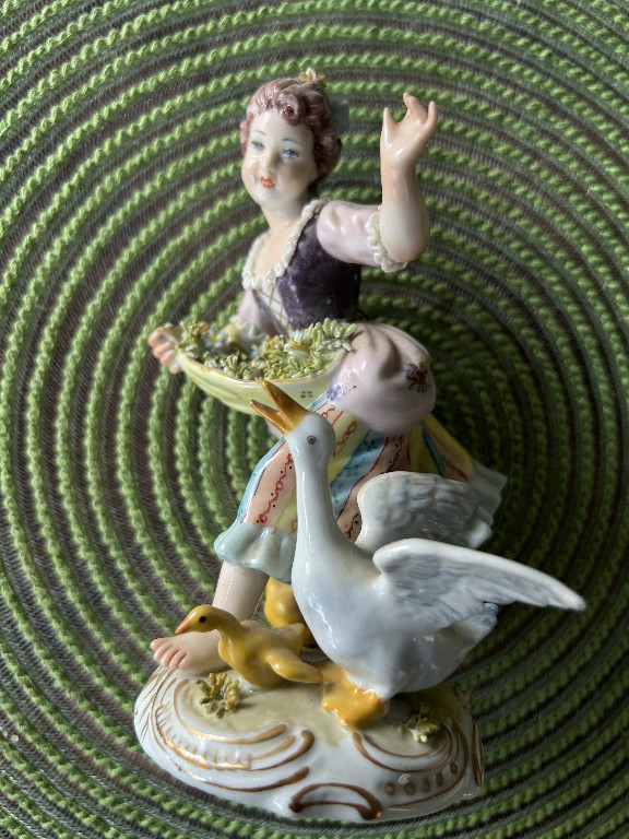 Porcelain figurine depicting a young woman feeding a goose, Dresden or Meissen style