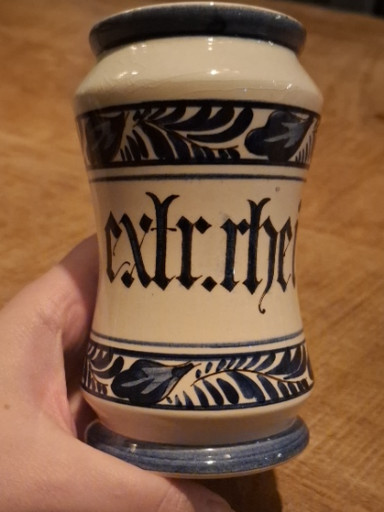 Keramische apothekerspot (albarello) met gotische letters 'extr.rhu', handbeschilderd door Delfts Holland Schoonhoven