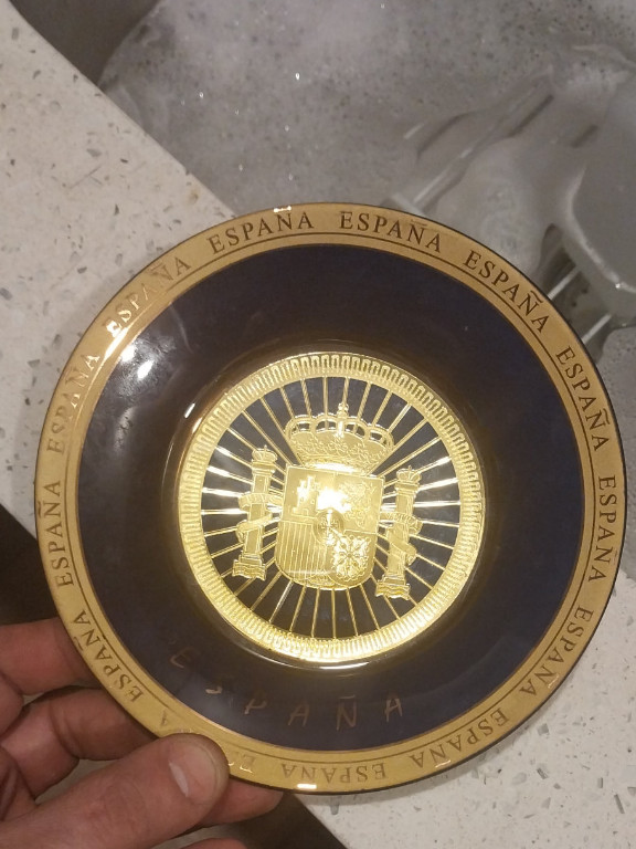Decorative plate with Spanish coat of arms in 24K gold and navy blue