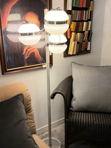 Lampada da terra in metallo cromato e vetro opalino bianco, stile Space Age attribuita a Stilnovo o Gino Sarfatti