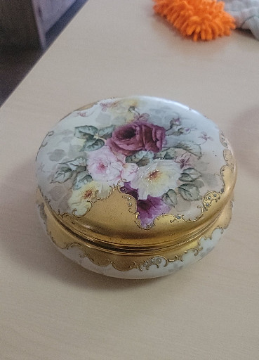Porcelain trinket box with hand-painted floral decoration and gilt trim