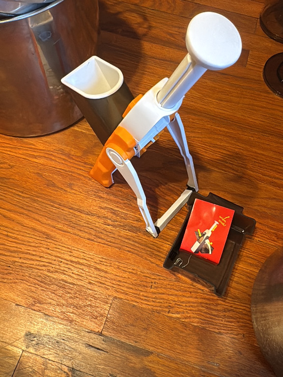 Multifunctional manual vegetable slicer with adjustable thickness