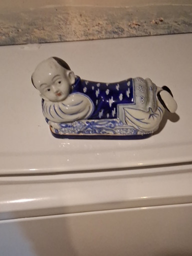 Chinese blue and white porcelain pillow box depicting a reclining child