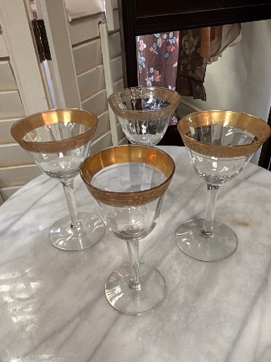 Set of four crystal wine glasses with gold-encrusted rim in 'Rambler Rose' pattern by Tiffin-Franciscan