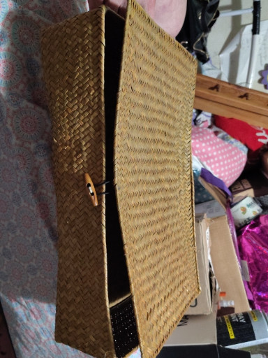 Woven seagrass storage basket with lid
