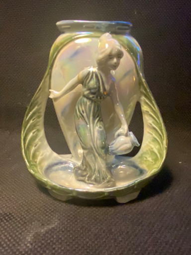 Porselein Art Nouveau vaas met vrouwenfiguur en bloemen, eind 19e eeuw