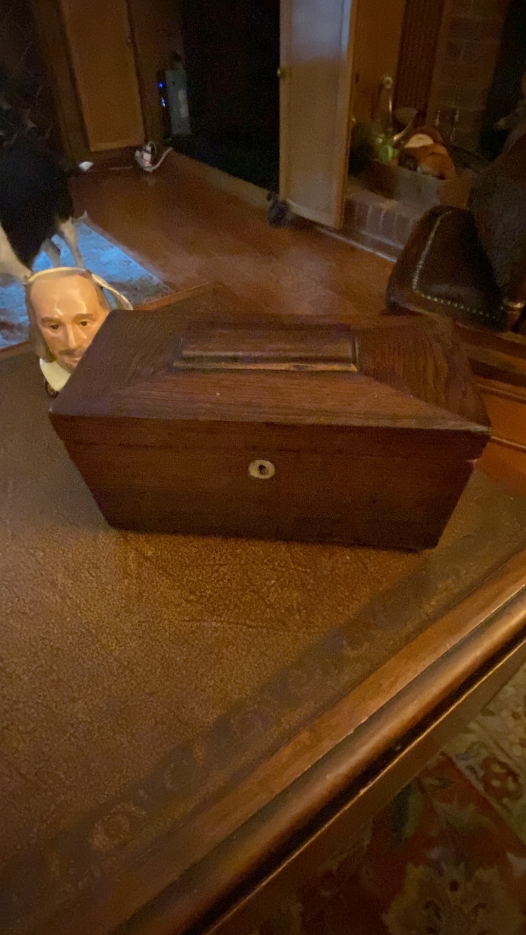 Wooden tea caddy with decorative inlay