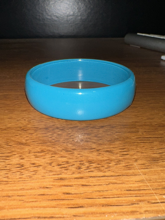 Vintage turquoise blue lucite chunky bangle bracelet