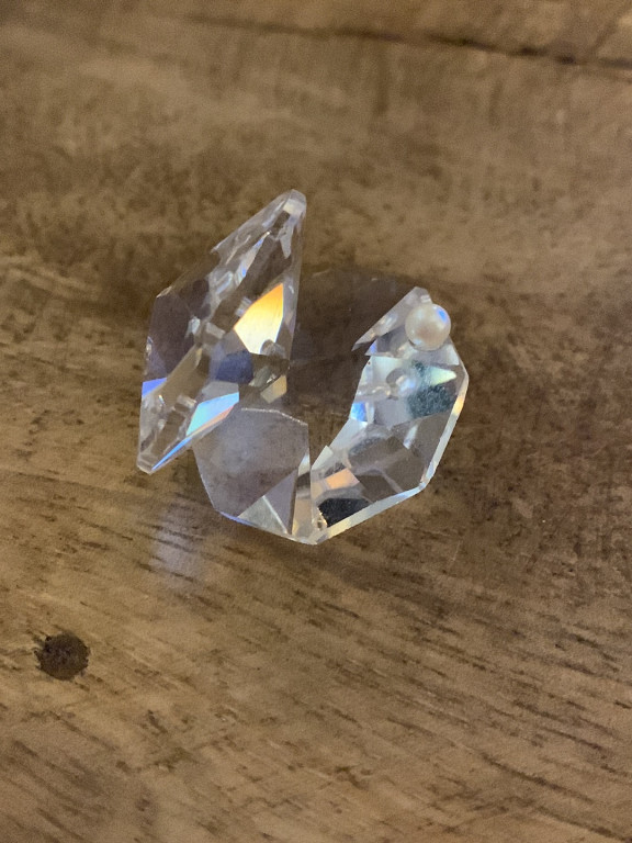 Figurine en cristal représentant une coquille de palourde avec perle par Swarovski