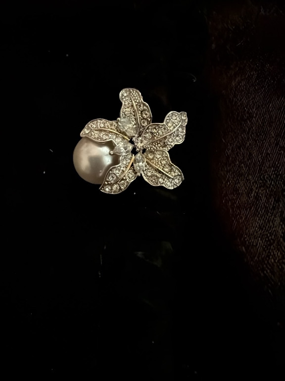Silver-plated flower brooch with cubic zirconia and faux pearl