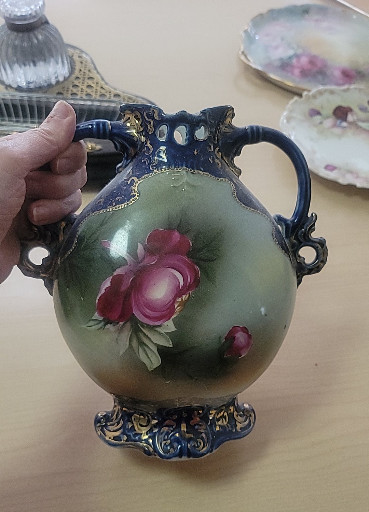 Porcelain vase with cobalt blue moriage decoration and hand-painted floral motifs, Nippon period