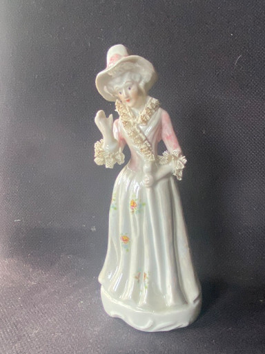 Porseleinen beeldje 'Lady in Pink Dress' van Coalport