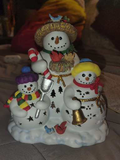 Ceramic tealight candle holder titled 'Snowbell' by PartyLite