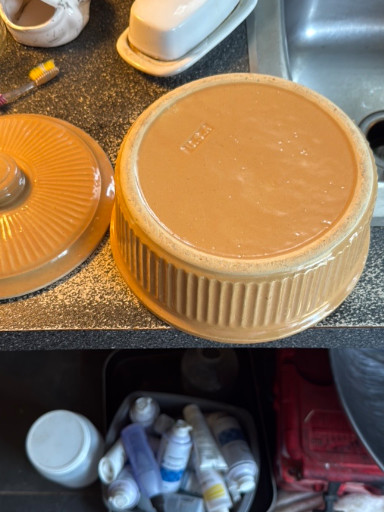Stoneware ribbed casserole dish with lid in tan/caramel glaze