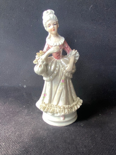 Porseleinen beeldje van een Victoriaanse dame in rococo-stijl