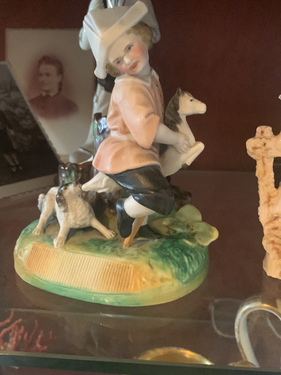 Figurine en porcelaine représentant un jeune berger avec son chien et sa chèvre