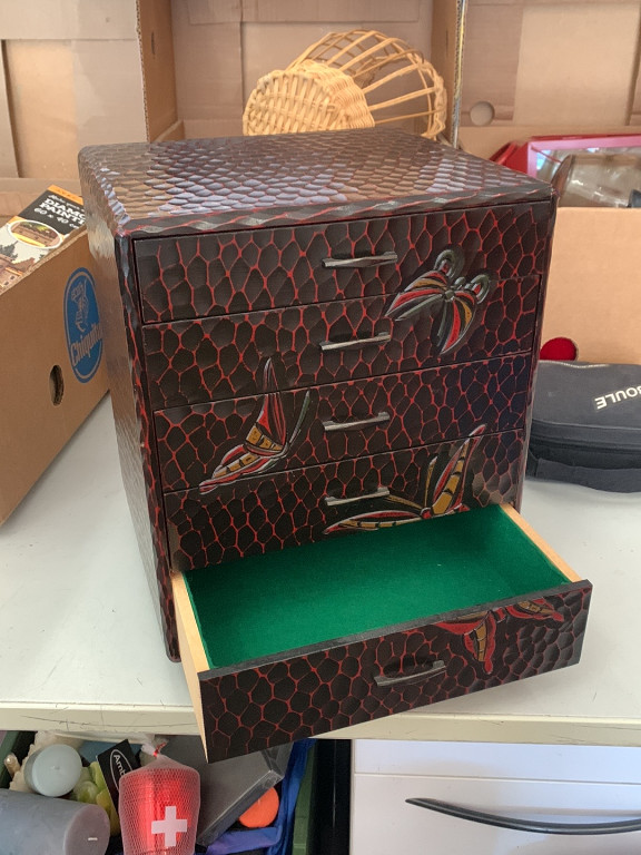 Coffret japonais en bois laqué à cinq tiroirs avec sculpture Kamakura