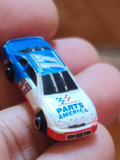 Coche de juguete de metal fundido a escala 1:64 'Parts America #17' de Revell