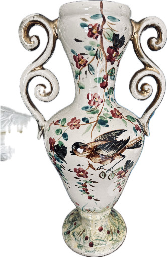 Vaso in maiolica con manici a voluta decorato con motivi floreali e uccello, Manifattura Saint-Ghislain