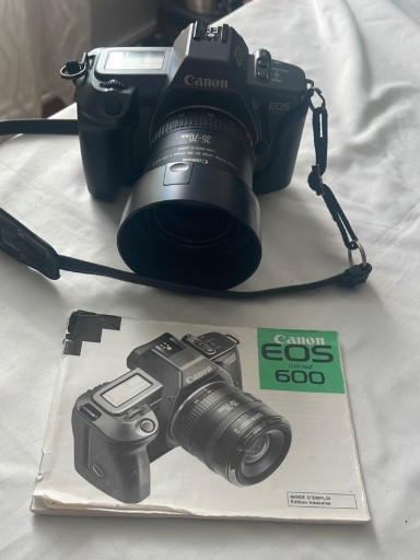 Appareil photo argentique reflex Canon EOS 600 avec objectif Canon EF 35-70mm f/3.5-4.5
